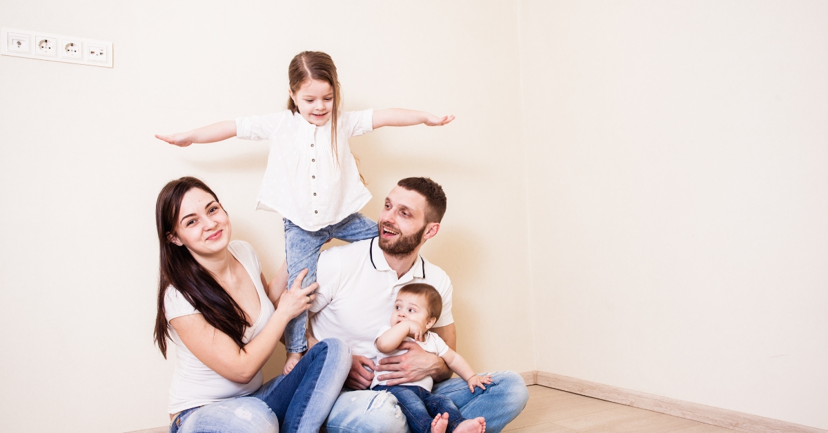 כל המשפחה בסטייל: כך רוכשים בגדי מעצבים בלי לחרוג מן התקציב
