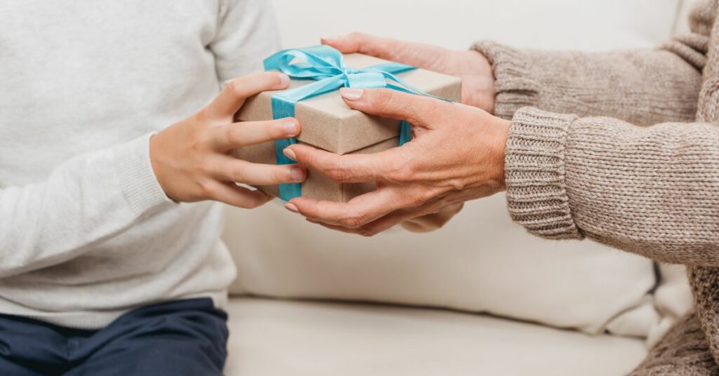 איך לקנות מתנה אופנתית ומתחשבת לסבא וסבתא
